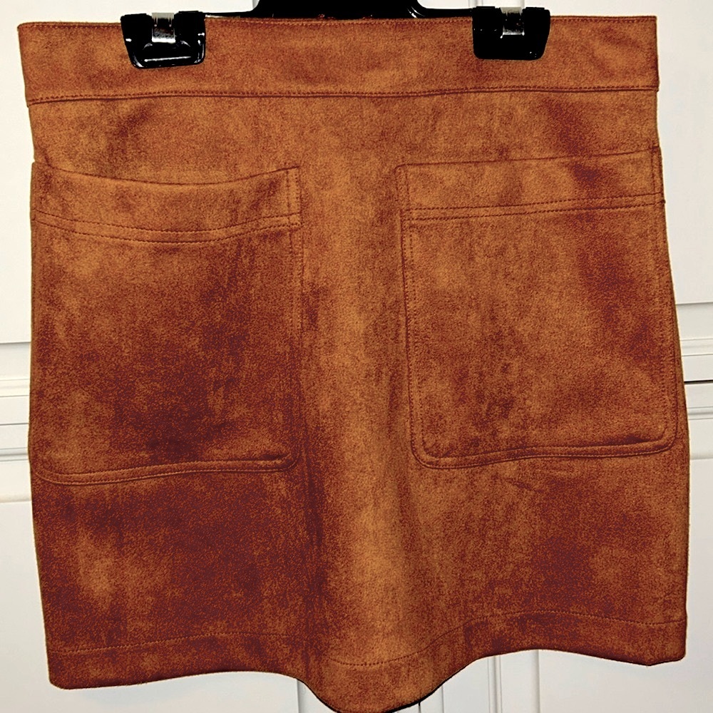 🤎On-Trend for FW2026🤎
Chic faux suede mini skirt